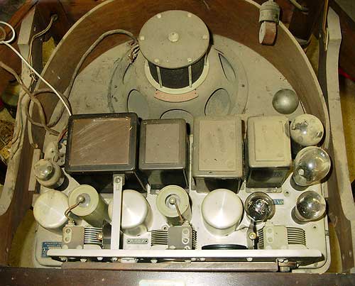 Atwater Kent 55C Kiel table showing radio chassis and speaker